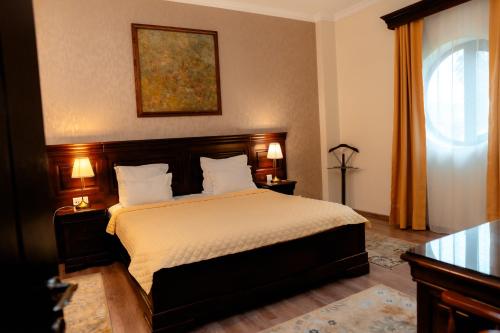 Ένα ή περισσότερα κρεβάτια σε δωμάτιο στο Grand Hotel Sofianu