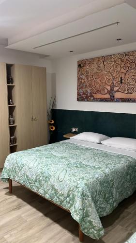 um quarto com uma cama grande e um cobertor verde em CAMERA EDEN em Formia