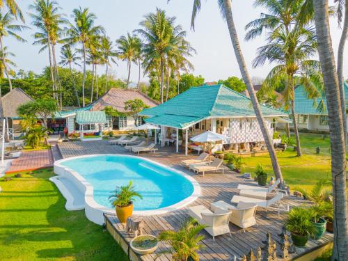 Bazén v ubytování Scuba Seraya Resort nebo v jeho okolí