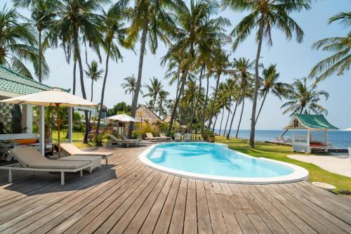 Bazén v ubytování Scuba Seraya Resort nebo v jeho okolí