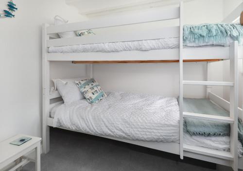 - deux lits superposés dans une chambre dans l'établissement Mur Llwyd, à Bottwnog