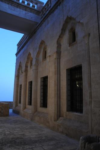 a stone building with windows on the side of it at Zinciriye Hotel in Mardin