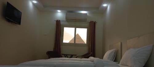 Un pat sau paturi într-o cameră la The Heaven Pyramids