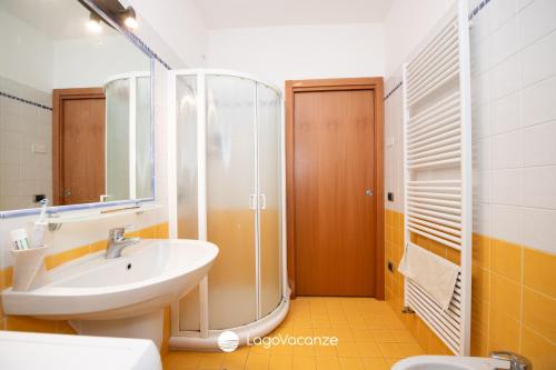 een badkamer met een wastafel, een douche en een toilet bij Casa Nel Verde in Garda