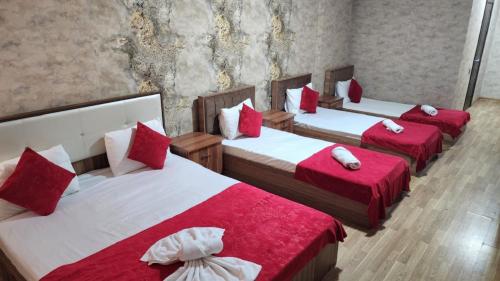Un grupo de 4 camas en una habitación en Ariva Center Hotel en Bakú