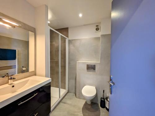 une salle de bain avec toilettes, lavabo et douche dans l'établissement Appartement vue mer à 1 min à pied des plages avec parking privé, à Collioure