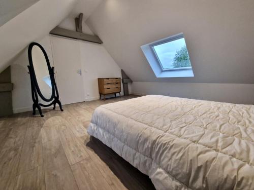 Maison normande à la campagne في Saint-Désir: غرفة نوم علوية بها سرير ونافذة