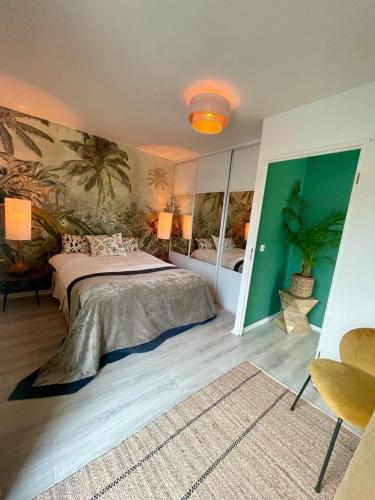 une chambre avec un lit et un mur végétal dans l'établissement Appartement chic près de La Défense à 30 mn des Champs Elysées, à Bezons