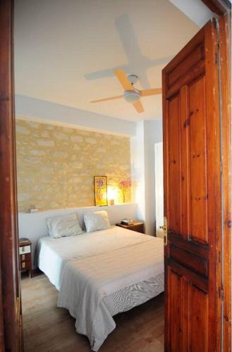 a bedroom with a bed and a ceiling fan at Duplex en el centro de Alicante in Alicante