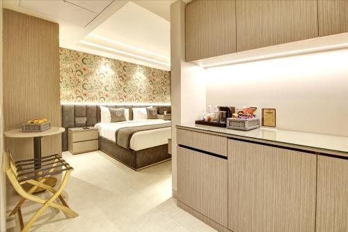 Postel nebo postele na pokoji v ubytování Stepstones Hotels and Inn-DLF PHASE 3 GURGAON