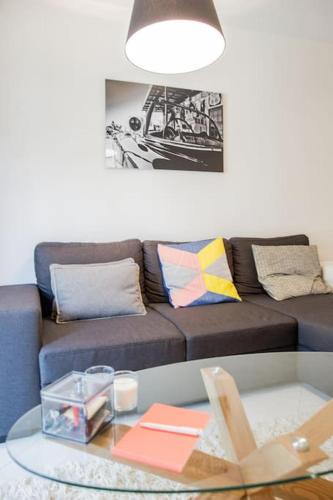 un salon avec un canapé et une table en verre dans l'établissement Belle villa-patio à 700m de l'océan, à Seignosse