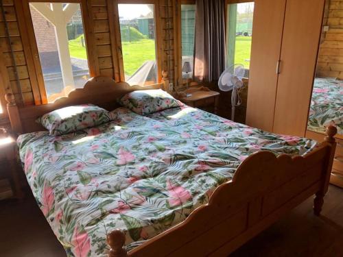sypialnia z dużym łóżkiem z kwiatami w obiekcie Vakantiehuis 't Klavertje w mieście Noordwijk