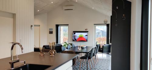 a kitchen and dining room with a table and chairs at Ferie-Oasen i Øster Hurup in Øster Hurup