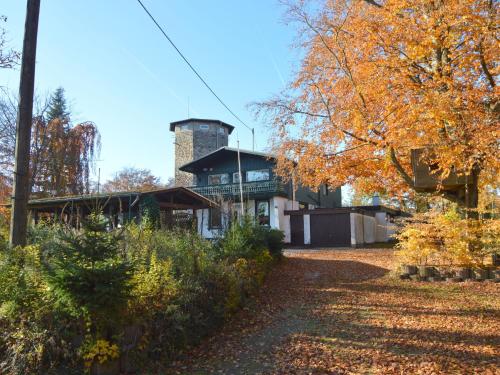 ein Haus mit einem Kamin darüber in der Unterkunft Pleasant Holiday Home in Kemmenau with Sauna in Kemmenau