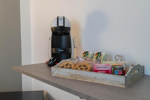 a coffee maker sitting on top of a counter at Sabbia & mare in Porto Torres