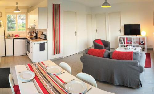 un salon avec un canapé et une table dans l'établissement Noa gris, à Saint-Martin-sur-Ocre