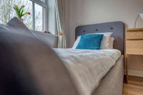 Кровать или кровати в номере Spacious 2-Bed Flat Close To NEC BHX HS2