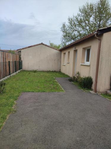 une allée vide dans une cour à côté d'un bâtiment dans l'établissement Location 4-6 personnes, à Grayan-et-lʼHôpital