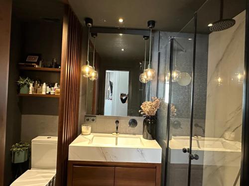 een badkamer met een wastafel en een douche bij Designer Penthouse - Outdoor & Light in Castellón de la Plana