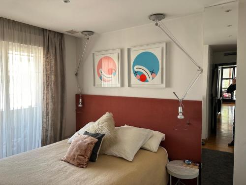 een slaapkamer met een bed met twee lampen erboven bij Designer Penthouse - Outdoor & Light in Castellón de la Plana