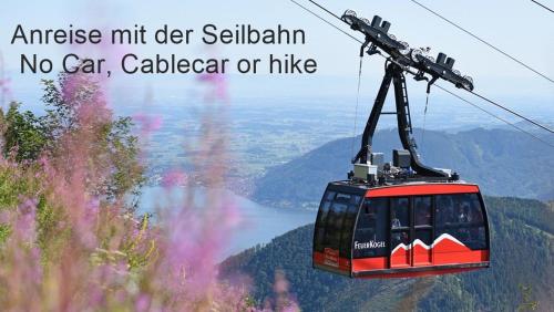 um teleférico no céu sobre uma montanha em Christophorushütte am Feuerkogel em Ebensee