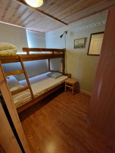 Двуетажно легло или двуетажни легла в стая в Hamrahöjden - panoramavy & närhet till fjället