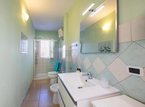 y baño con lavabo, aseo y espejo. en LeCalleBed-Breakfast en Chia