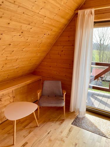 a room with a bench and a chair in a cabin at Sznureczki in Przewóz
