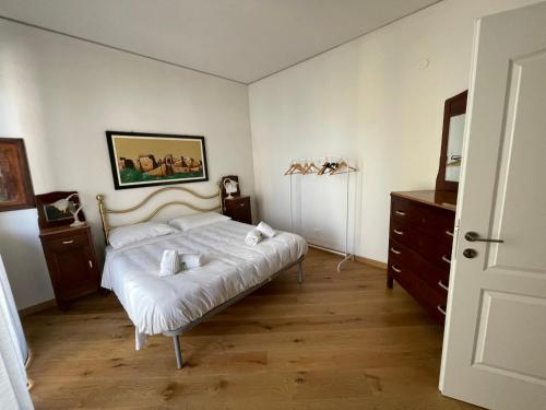 1 dormitorio con 1 cama y vestidor en Big Apartment with Free Parking en Florencia