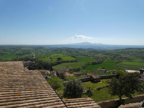 - Vistas a una localidad con una montaña a lo lejos en Scappo in Umbria, La Terrazza, en Lugnano in Teverina
