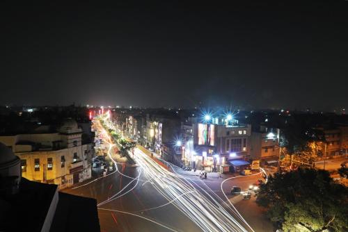 eine Stadtstraße in der Nacht mit Lichtstreifen in der Unterkunft Staybook South Delhi in Neu-Delhi