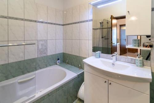 Phòng tắm tại Visnja 1 - apartment with private pool and seaview