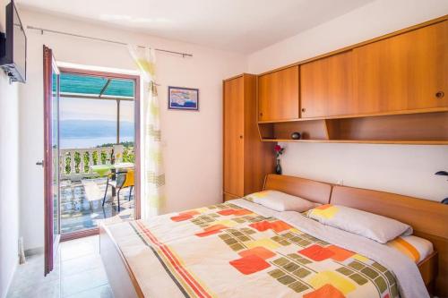 Tempat tidur dalam kamar di Visnja 1 - apartment with private pool and seaview