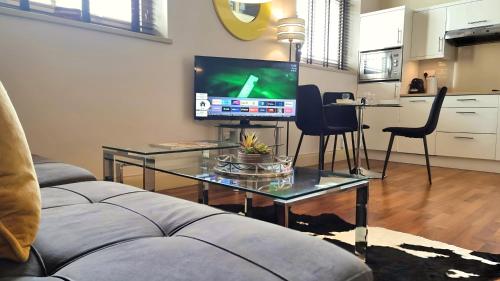 TV at/o entertainment center sa It's The One One One in Notting Hill! -5-