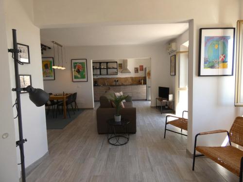 ein Wohnzimmer mit einem Sofa und einem Tisch in der Unterkunft Scappo in Umbria, La Terrazza in Lugnano in Teverina