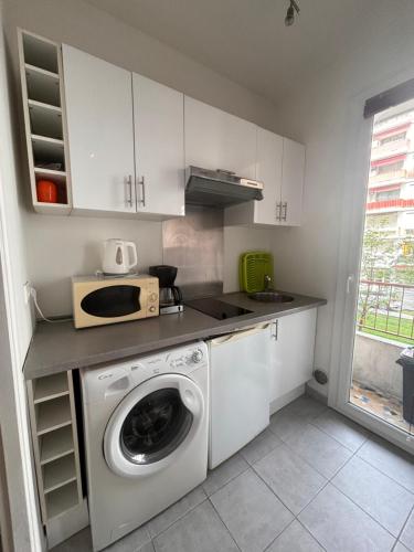 cocina con lavadora y microondas en Grand studio de 30 m2 Promenade des Anglais en Niza