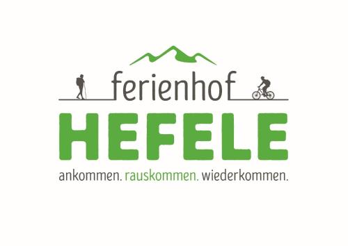 un logo pour l’épice azéro avec deux personnes sur une montagne dans l'établissement Ferienwohnung Tegelberg, à Hopferau