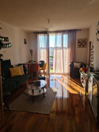 uma sala de estar com um sofá e uma mesa em Grand et bel appartement de 2 chambres chez Cyn em Salon-de-Provence