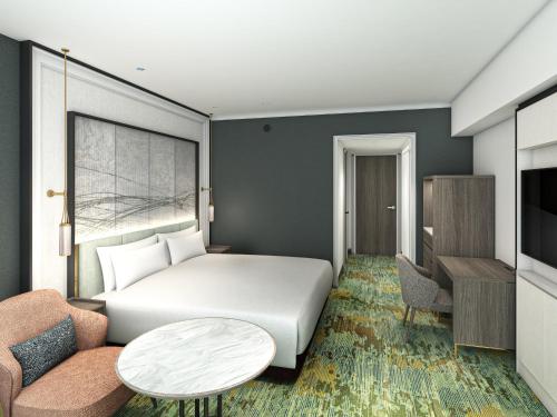 1 dormitorio con cama, sofá y mesa en RIHGA Royal Hotel Osaka, en Osaka