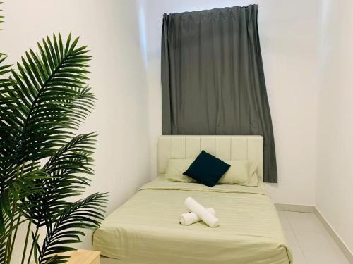 um quarto com uma cama com duas toalhas em NEW Desaru pengerang sebana cove 15pax RAPID MINI ZOO em Pengerang