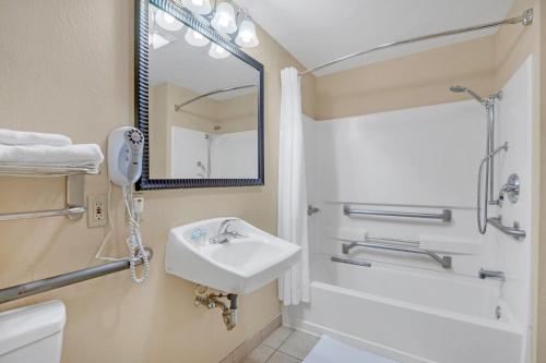 y baño con lavabo y espejo. en 1BR Exec Suite-King Bed -Pool-Hot Tub-Near Disney, en Orlando