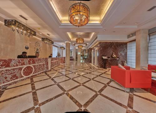 hol hotelu z czerwoną kanapą w obiekcie Hotel Residency Andheri w Bombaju