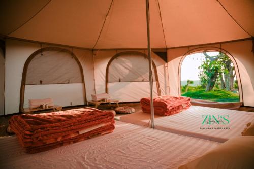 Zin’s Homestay Pleiku في Plei Hơlăng: خيمة مع سريرين في غرفة