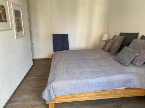 1 dormitorio con 1 cama grande en una habitación en Gästehaus LuNa en Zeil