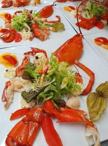 インの敷地内または近くでの食事または食べ物