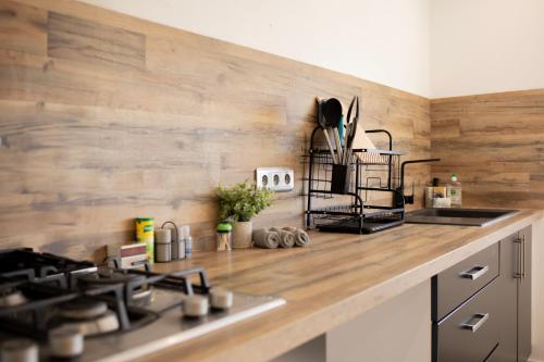 a kitchen with a counter top with a stove top oven at ++++ CENTRAL DUPLEX RENOVE 5 PIECES 150M2 A 8 MN DE LA PLACE DALTON ++++ in Boulogne-sur-Mer