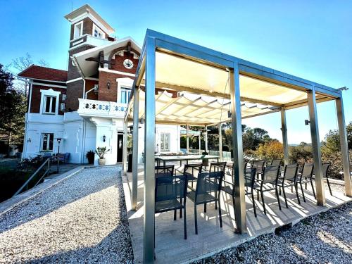 a patio with a table and chairs in front of a building at Spirit of Queen experience in Barcelona