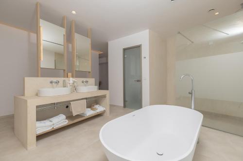 Bilik mandi di Tsamis Zante Suites