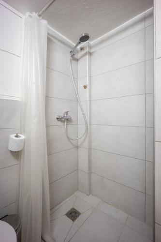 Acropolis Delux 1st FLR Aprt up 4 guests by LODGESPOT