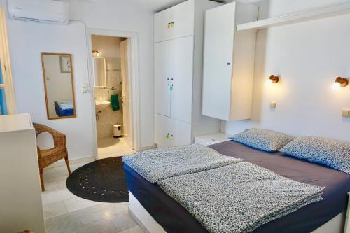 een slaapkamer met een bed en een badkamer bij Ferienhaus mit atemberaubendem Meerblick, privatem Pool und Whirlpool in Aliko Beach